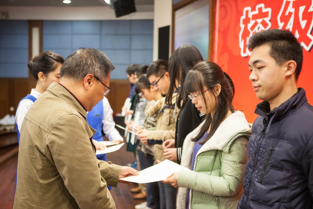 2015年度“三亿·体育-三亿（中国）一站式服务官方网站
英才”奖，74名学子受益