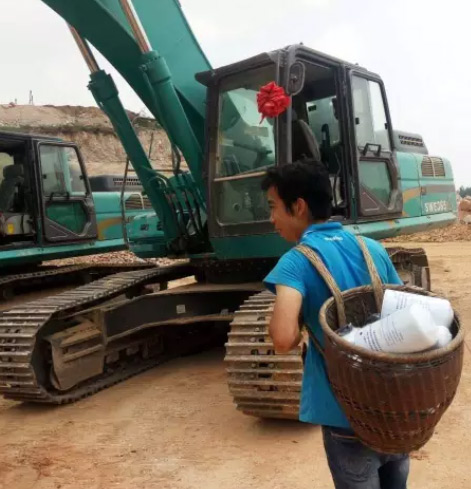 他们，用小小背篓背出三亿·体育-三亿（中国）一站式服务官方网站
大情怀