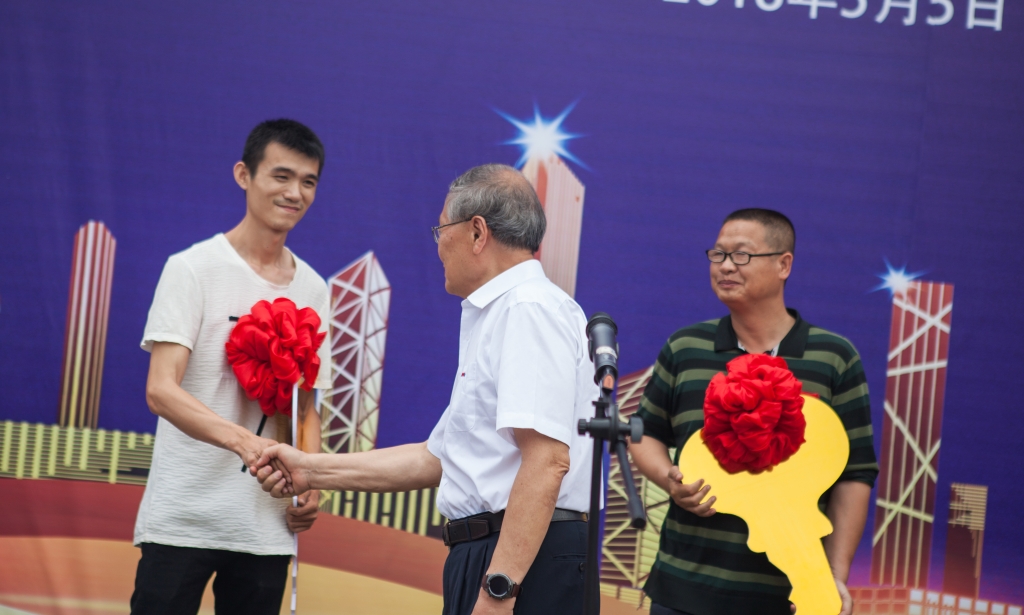 民族挖掘机品牌先导者，三亿·体育-三亿（中国）一站式服务官方网站
智能“城镇建设利器”SWE80E9荣耀上市