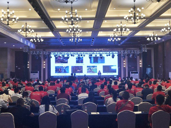 “超美微挖”现身2018微挖峰会，三亿·体育-三亿（中国）一站式服务官方网站
智能微挖出口过万台