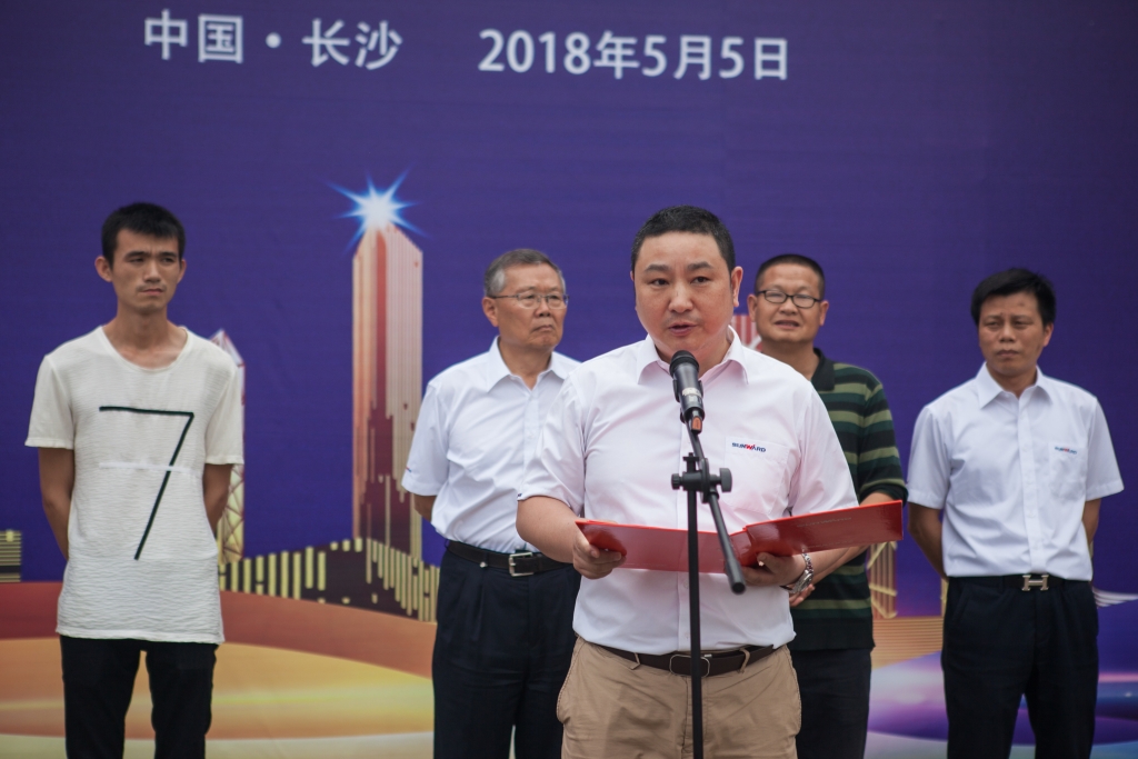 民族挖掘机品牌先导者，三亿·体育-三亿（中国）一站式服务官方网站
智能“城镇建设利器”SWE80E9荣耀上市