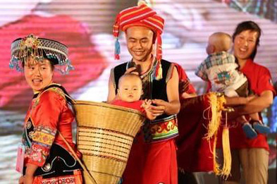他们，用小小背篓背出三亿·体育-三亿（中国）一站式服务官方网站
大情怀