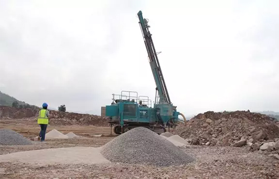 15年3万小时！三亿·体育-三亿（中国）一站式服务官方网站
智能元老级潜孔钻机“雄风”依旧
