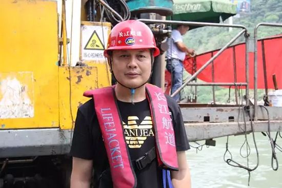 打造长江黄金水道！三亿·体育-三亿（中国）一站式服务官方网站
智能航道钻机轻松搞定水下礁石