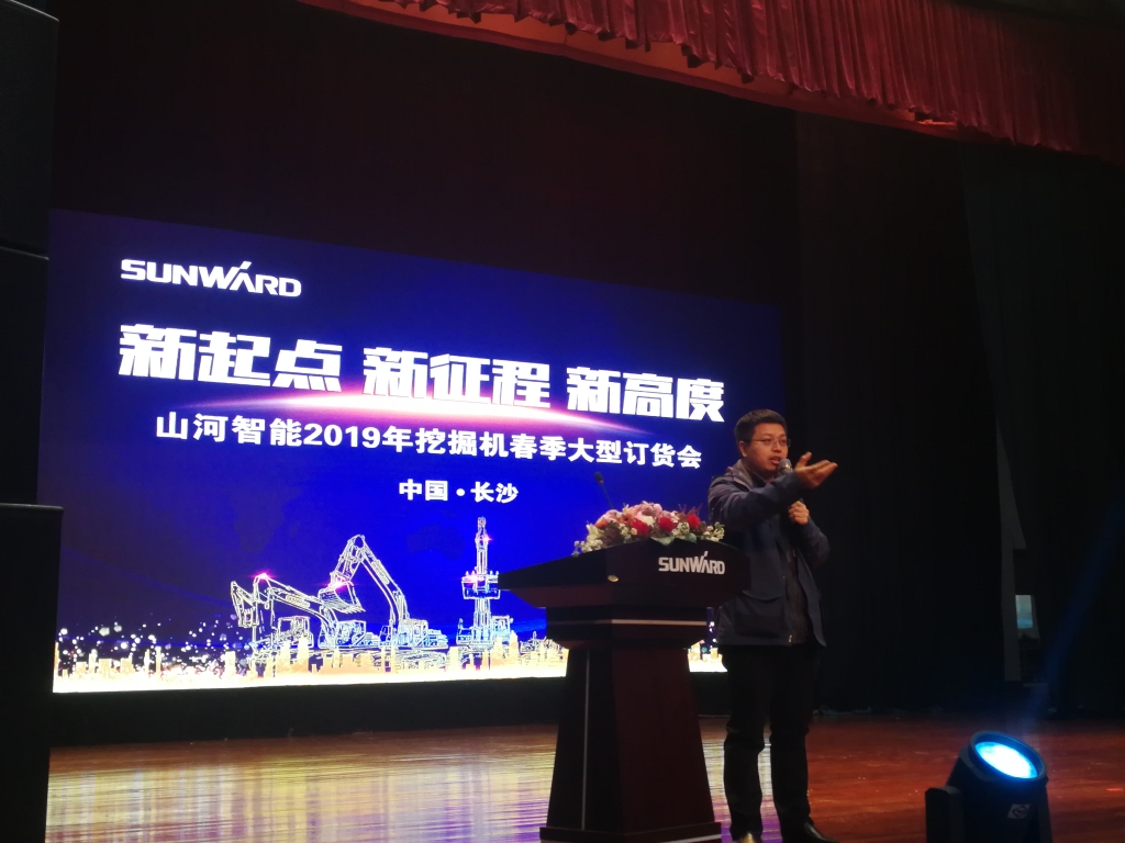 订货会场锦旗飘飘，客户称买挖机就买三亿·体育-三亿（中国）一站式服务官方网站
智能