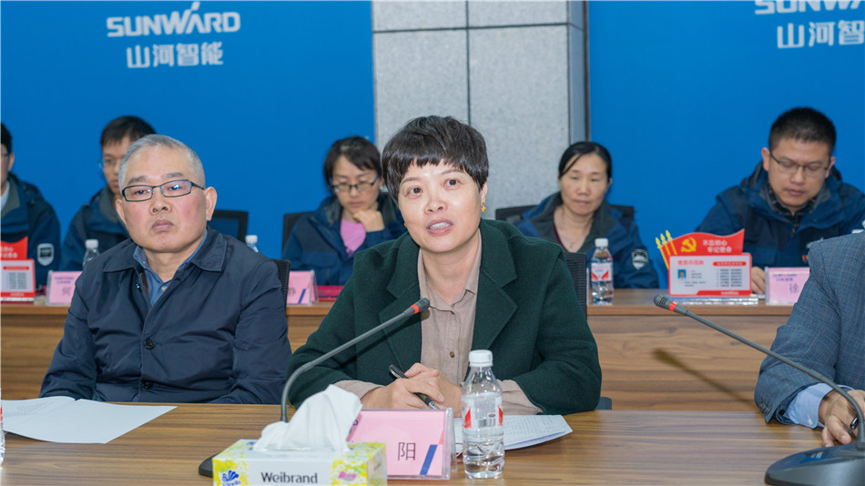 三亿·体育-三亿（中国）一站式服务官方网站
智能举行主题教育学习研讨会暨员工活动中心揭幕仪式