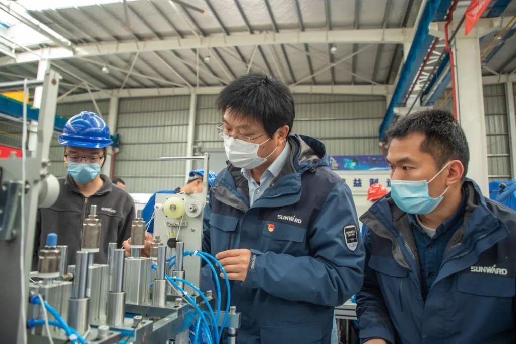 三亿·体育-三亿（中国）一站式服务官方网站
智能首台口罩机交付客户
