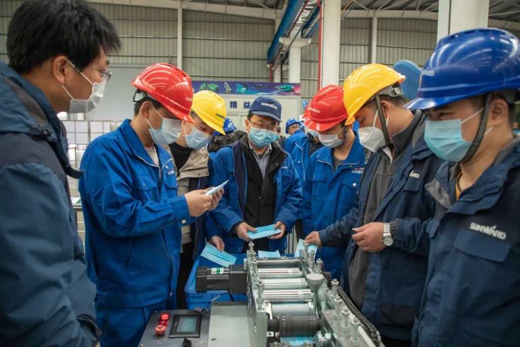 三亿·体育-三亿（中国）一站式服务官方网站
智能首台口罩机交付客户