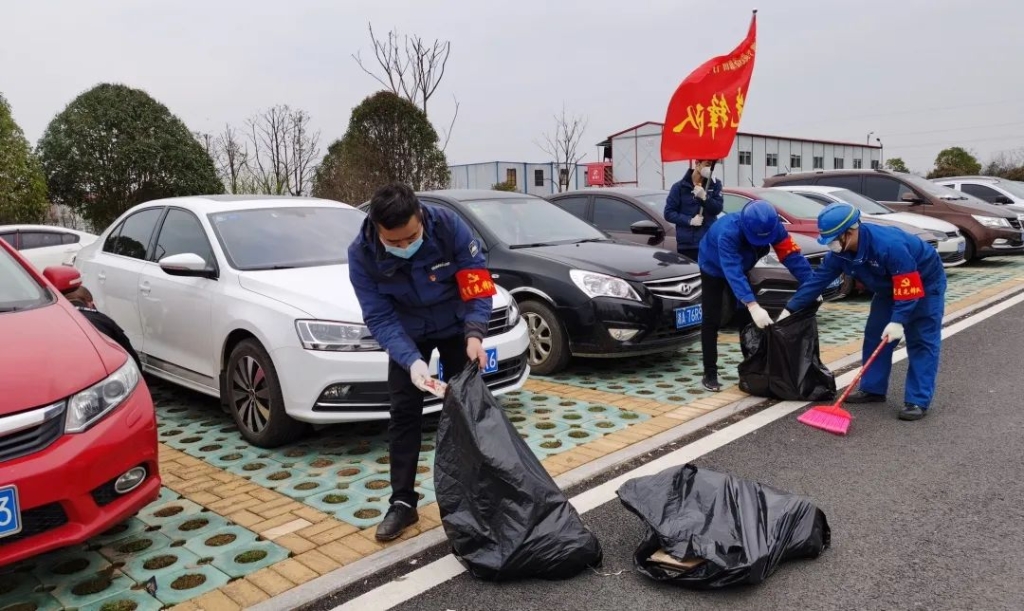 三亿·体育-三亿（中国）一站式服务官方网站
智能党员志愿者开展义务环境清扫
