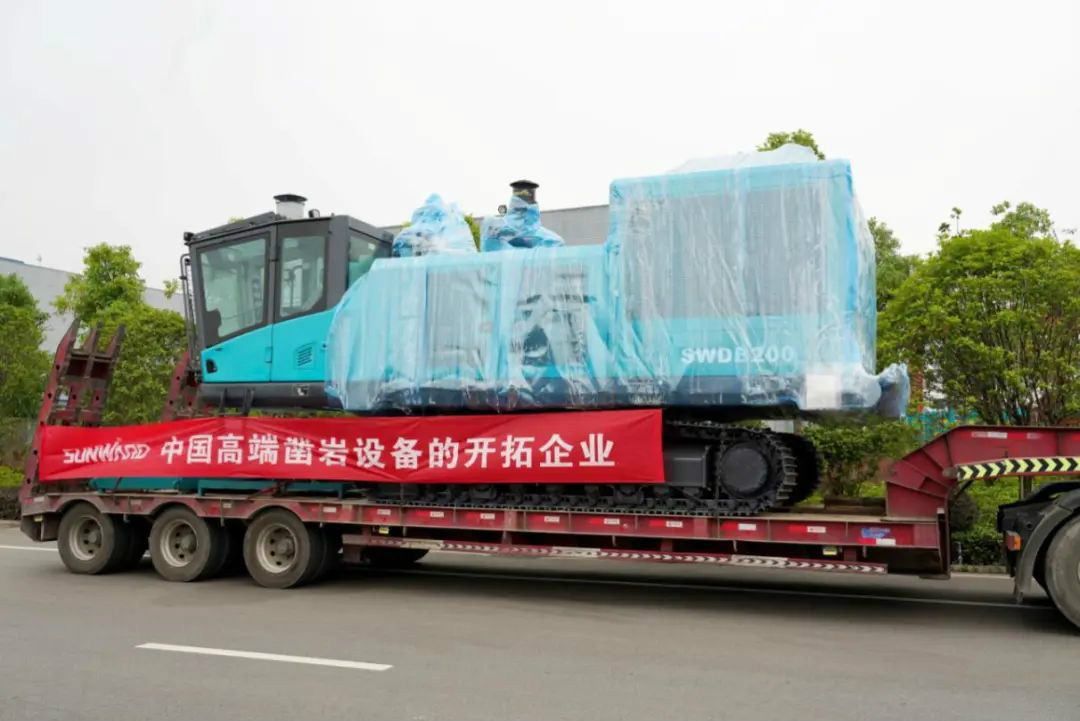 三亿·体育-三亿（中国）一站式服务官方网站
智能大孔径凿岩设备批量出口中东