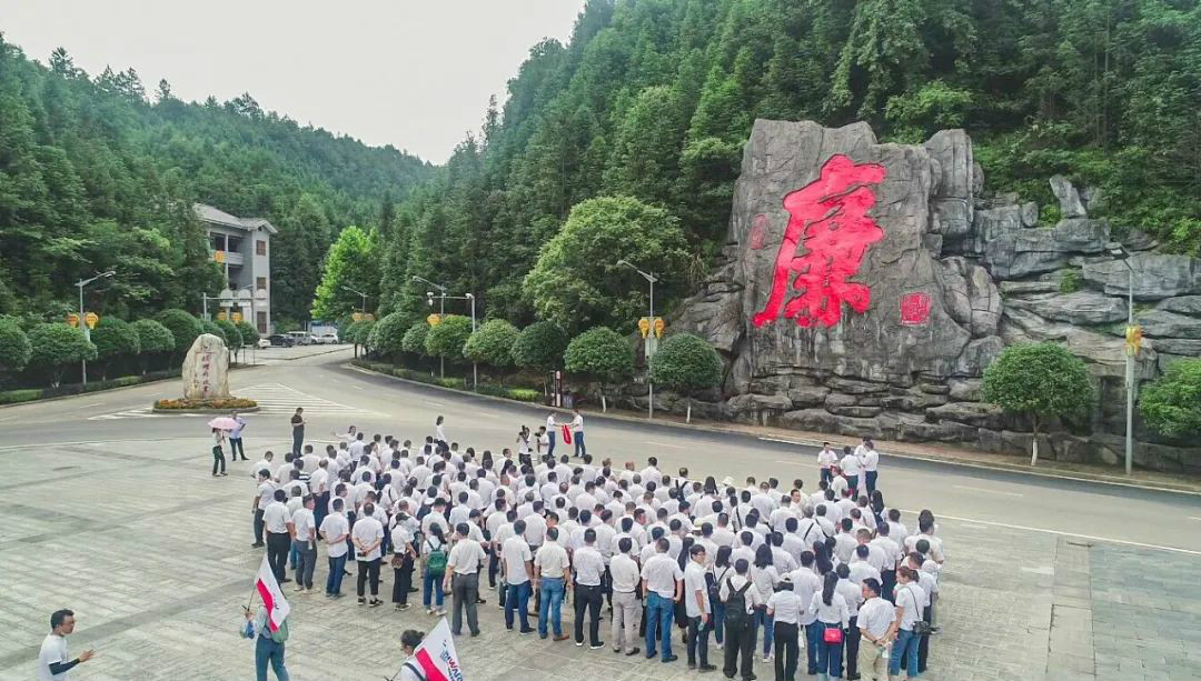 公道正派出清风正气，廉洁自律塑良好形象——三亿·体育-三亿（中国）一站式服务官方网站
智能开展中高层干部廉洁教育活动