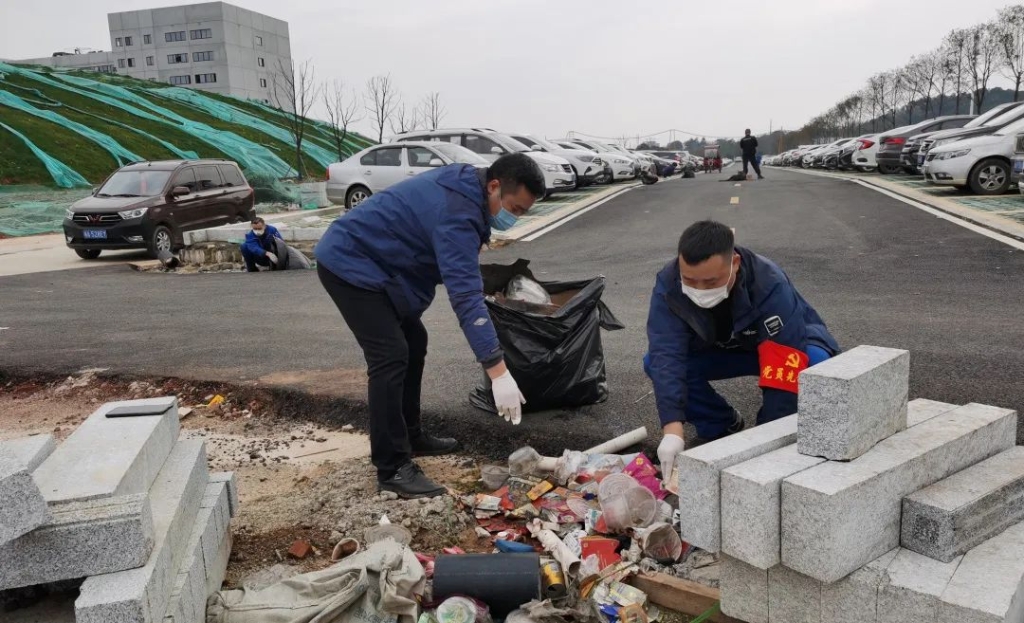 三亿·体育-三亿（中国）一站式服务官方网站
智能党员志愿者开展义务环境清扫
