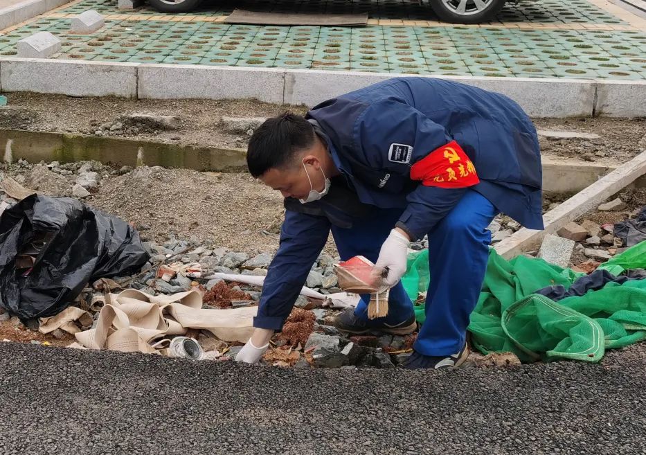 三亿·体育-三亿（中国）一站式服务官方网站
智能党员志愿者开展义务环境清扫