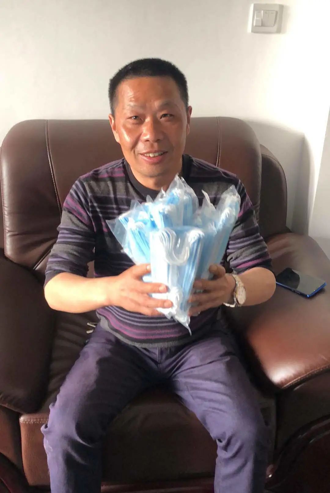 三亿·体育-三亿（中国）一站式服务官方网站
智能首批10万只自产口罩发放客户
