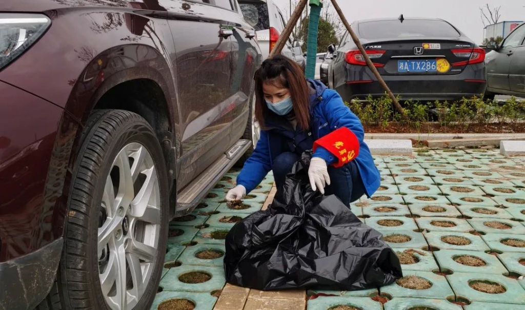 三亿·体育-三亿（中国）一站式服务官方网站
智能党员志愿者开展义务环境清扫