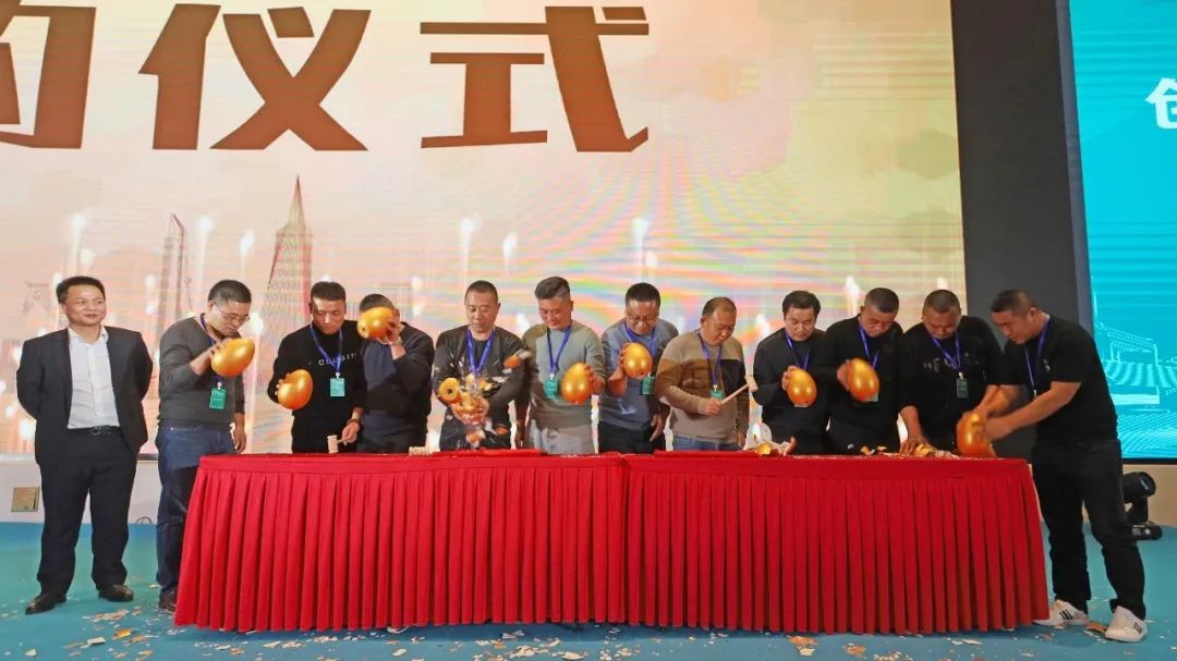 百台设备，成交额3.6亿！三亿·体育-三亿（中国）一站式服务官方网站
智能“圈粉”六朝古都