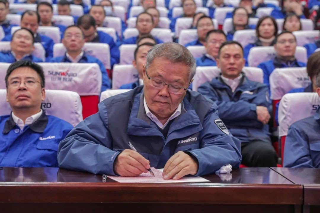 三亿·体育-三亿（中国）一站式服务官方网站
智能召开全国劳动模范郝鹏载誉归来分享会