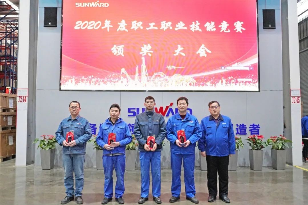 向能工巧匠致敬！三亿·体育-三亿（中国）一站式服务官方网站
智能给职业技能竞赛优胜者颁奖