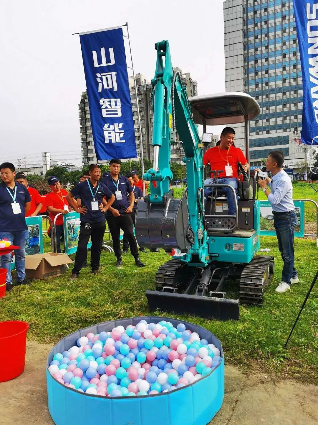 2020全球微挖大会 三亿·体育-三亿（中国）一站式服务官方网站
智能精品微挖赢得满堂彩