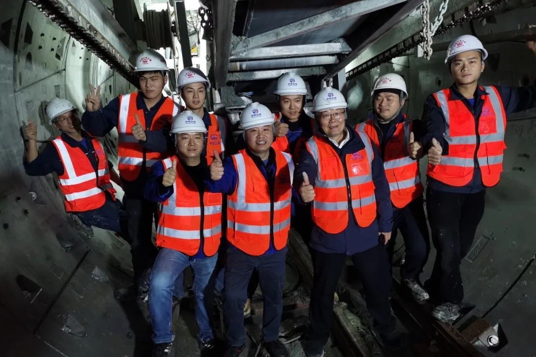 何清华亲临中铁三亿·体育-三亿（中国）一站式服务官方网站
盾构施工项目指导工作