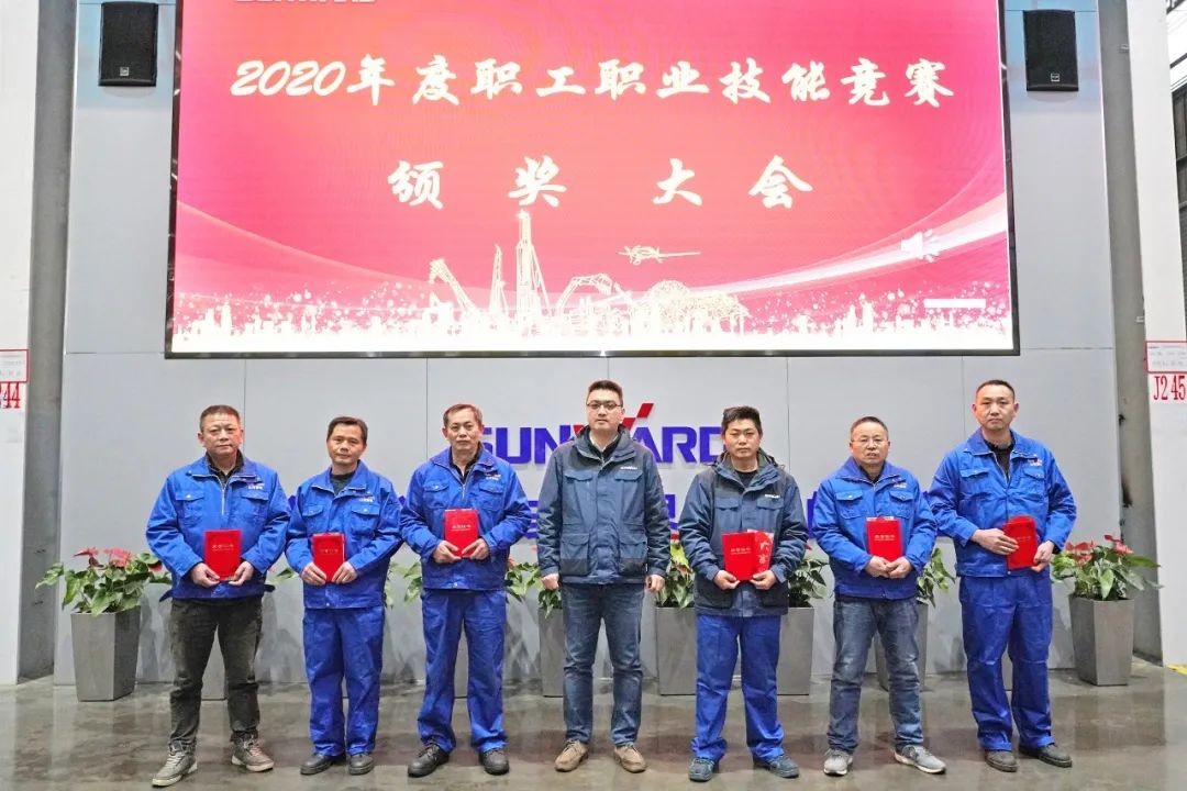 向能工巧匠致敬！三亿·体育-三亿（中国）一站式服务官方网站
智能给职业技能竞赛优胜者颁奖