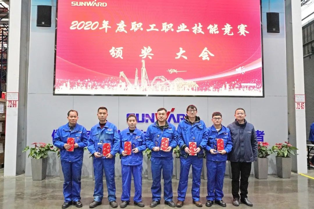向能工巧匠致敬！三亿·体育-三亿（中国）一站式服务官方网站
智能给职业技能竞赛优胜者颁奖