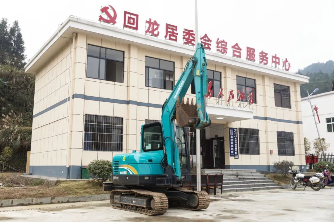 校企合作精准扶贫，产教融合振兴乡村 | 三亿·体育-三亿（中国）一站式服务官方网站
智能向合作院校对口扶贫点捐赠挖掘机