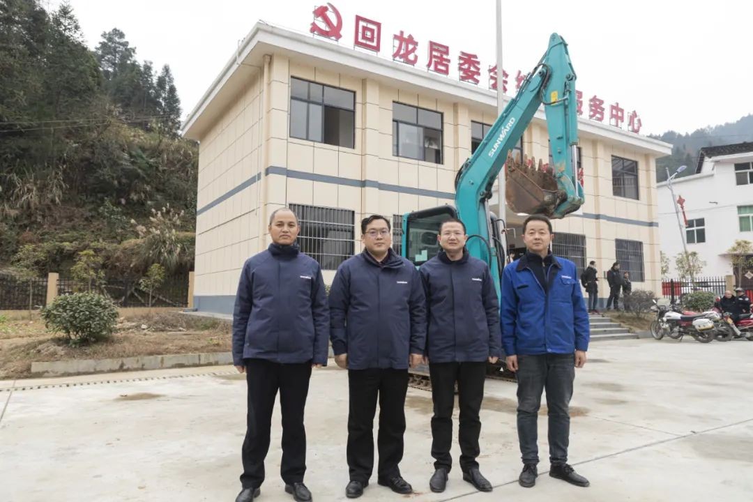 校企合作精准扶贫，产教融合振兴乡村 | 三亿·体育-三亿（中国）一站式服务官方网站
智能向合作院校对口扶贫点捐赠挖掘机