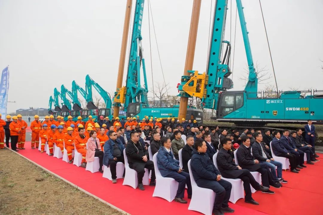 三亿·体育-三亿（中国）一站式服务官方网站
智能旋挖钻机全面参建中国首条智慧高速公路