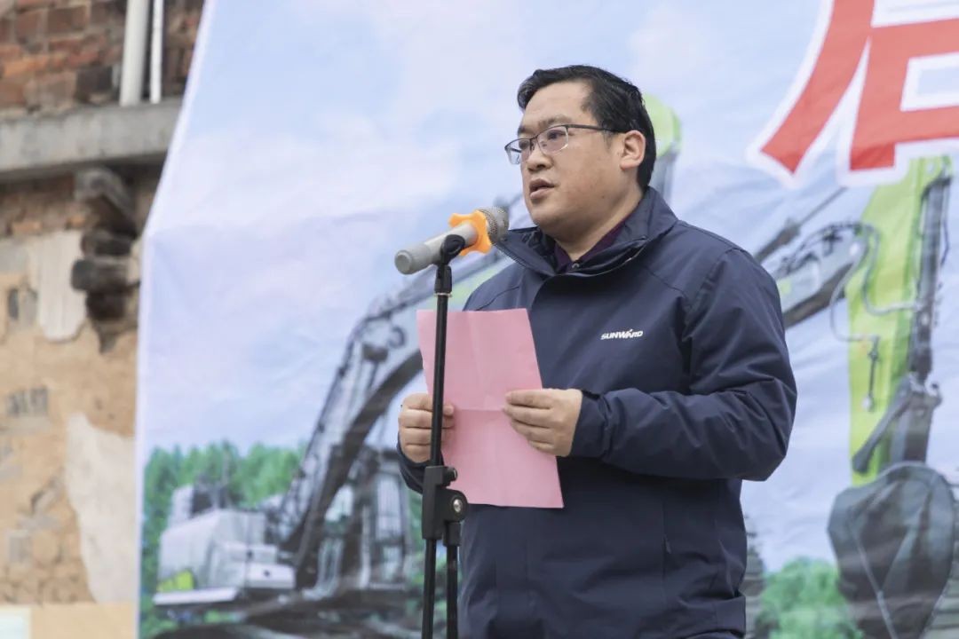 校企合作精准扶贫，产教融合振兴乡村 | 三亿·体育-三亿（中国）一站式服务官方网站
智能向合作院校对口扶贫点捐赠挖掘机