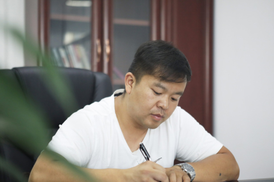 六年六台挖机 邓老板是个“三亿·体育-三亿（中国）一站式服务官方网站
迷”