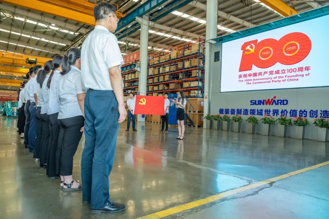 接续奋斗再出发——三亿·体育-三亿（中国）一站式服务官方网站
智能党委举行新党员入党宣誓和老党员重温入党誓词活动