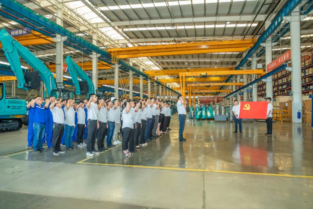 接续奋斗再出发——三亿·体育-三亿（中国）一站式服务官方网站
智能党委举行新党员入党宣誓和老党员重温入党誓词活动