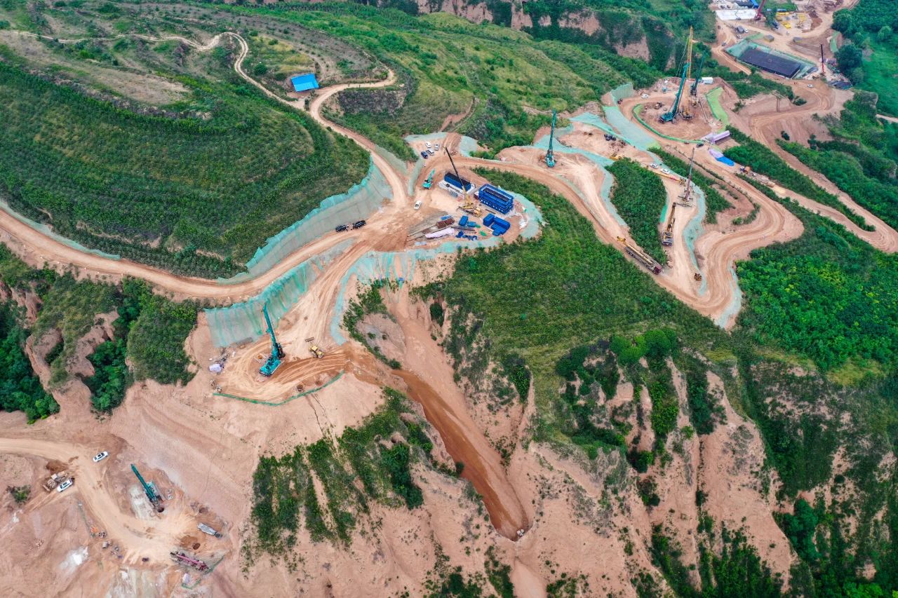 天堑施工，玉皇阁二号特大桥桩基主力军是三亿·体育-三亿（中国）一站式服务官方网站
智能旋挖钻机 | 百年风华筑锦绣三亿·体育-三亿（中国）一站式服务官方网站
（3）