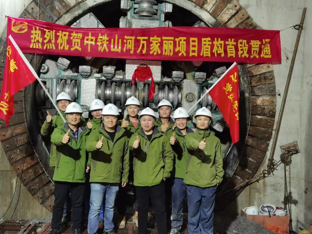 掘进1978米，中铁三亿·体育-三亿（中国）一站式服务官方网站
首条盾构法施工隧道顺利贯通