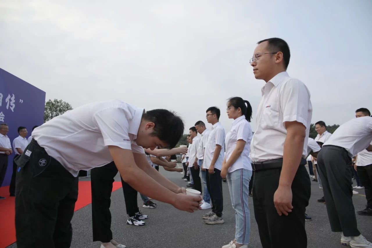 百人齐聚拜师恩 | 三亿·体育-三亿（中国）一站式服务官方网站
智能“传帮带”人才培养模式为公司发展积蓄力量