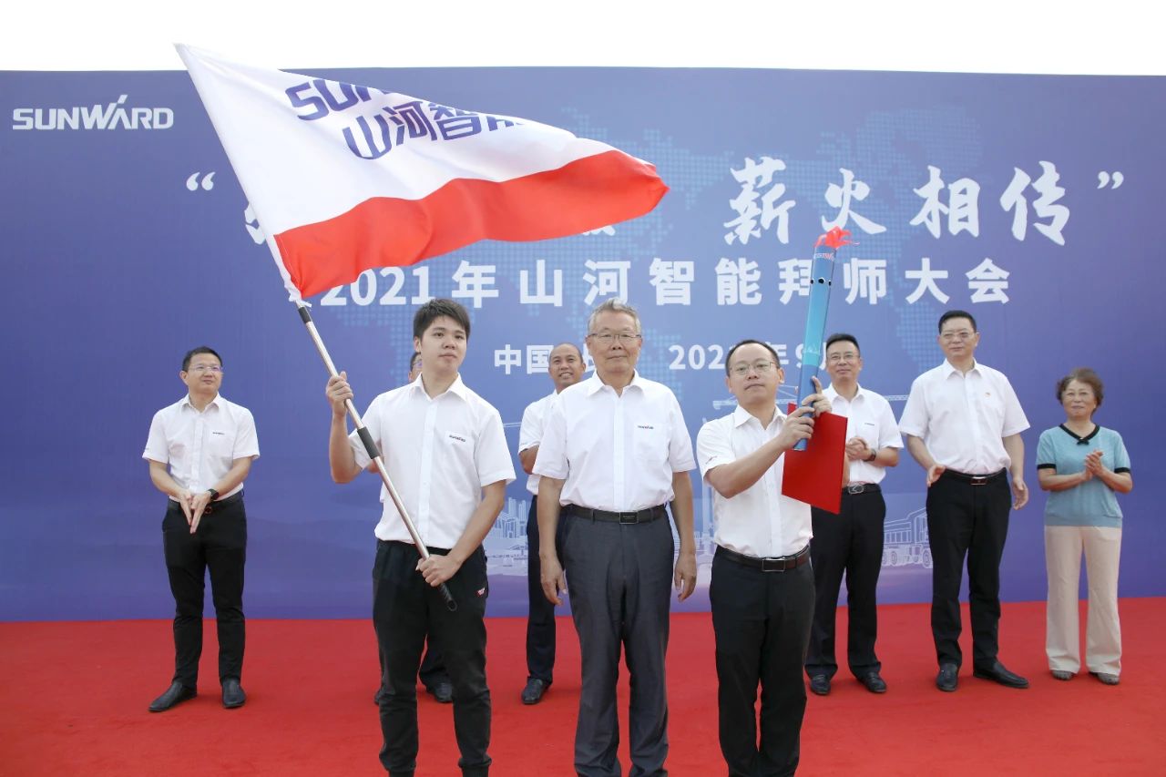 百人齐聚拜师恩 | 三亿·体育-三亿（中国）一站式服务官方网站
智能“传帮带”人才培养模式为公司发展积蓄力量
