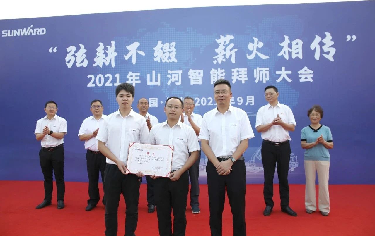 百人齐聚拜师恩 | 三亿·体育-三亿（中国）一站式服务官方网站
智能“传帮带”人才培养模式为公司发展积蓄力量