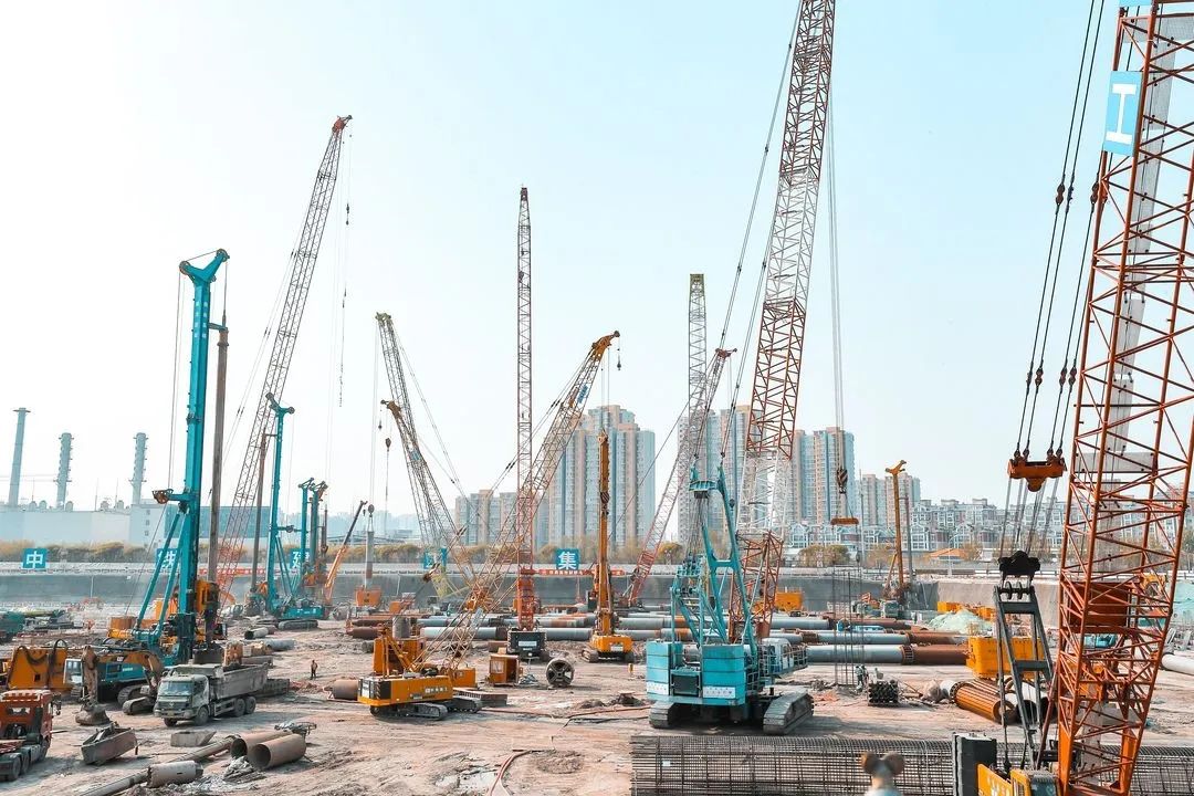 大国重器！三亿·体育-三亿（中国）一站式服务官方网站
智能超级装备助力北京城市副中心综合交通枢纽站建设