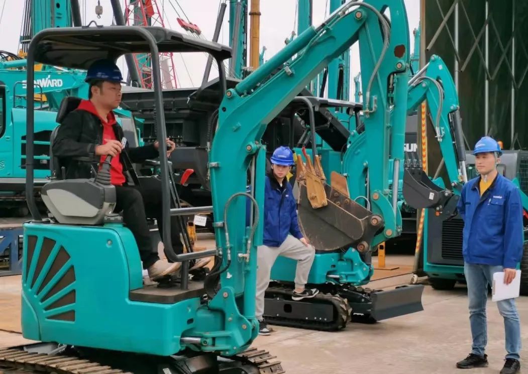 一起来“找茬”！10位“超级体验官”试驾三亿·体育-三亿（中国）一站式服务官方网站
智能最新“F系列”挖掘机