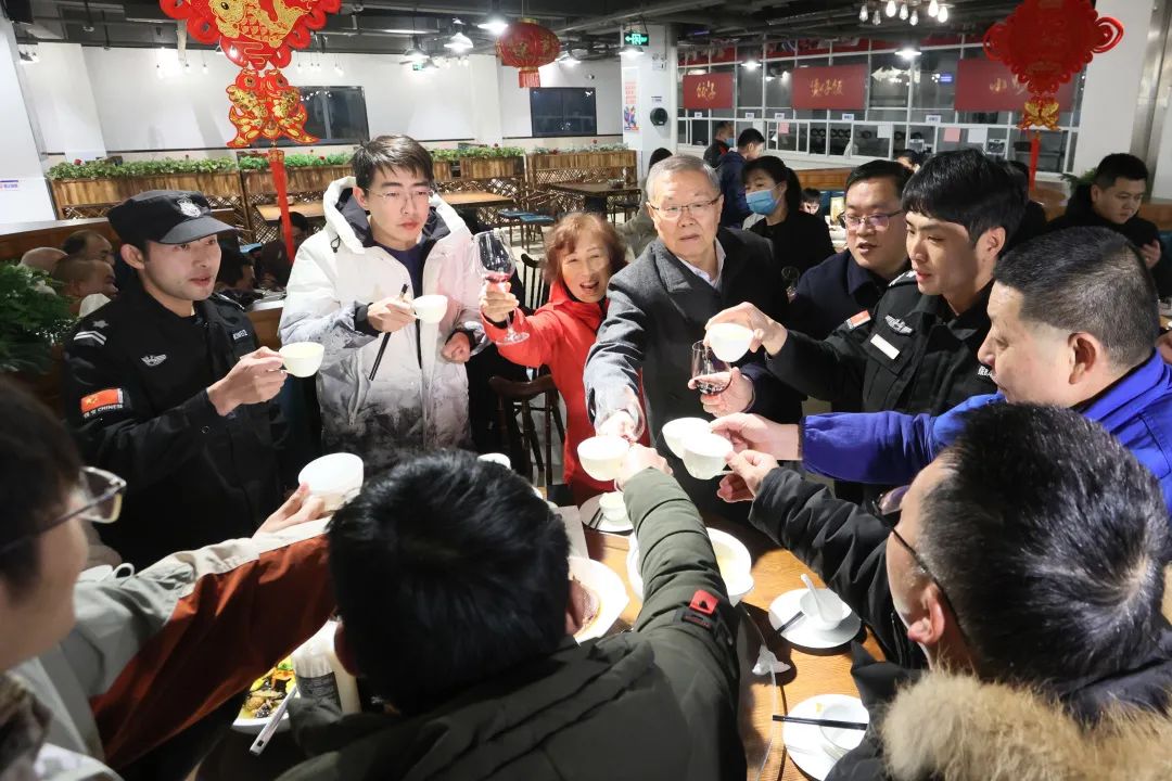 三亿·体育-三亿（中国）一站式服务官方网站
智能董事长何清华与留厂员工一起过大年！