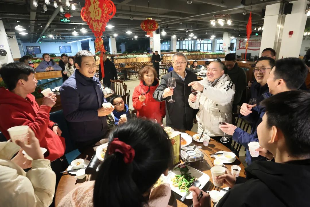 三亿·体育-三亿（中国）一站式服务官方网站
智能董事长何清华与留厂员工一起过大年！