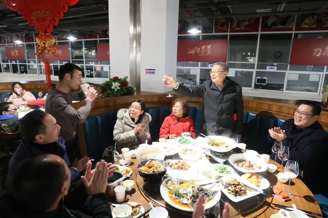 三亿·体育-三亿（中国）一站式服务官方网站
智能董事长何清华与留厂员工一起过大年！