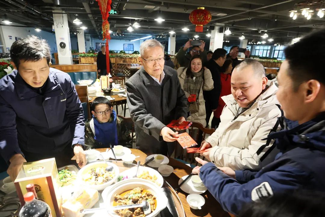 三亿·体育-三亿（中国）一站式服务官方网站
智能董事长何清华与留厂员工一起过大年！