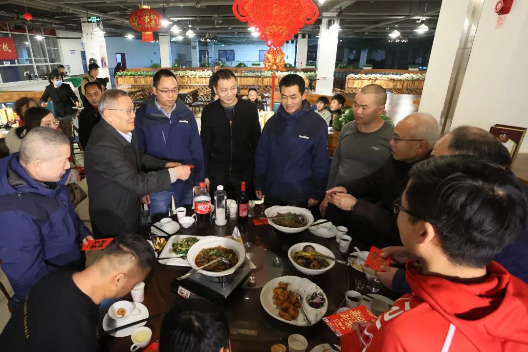 三亿·体育-三亿（中国）一站式服务官方网站
智能董事长何清华与留厂员工一起过大年！