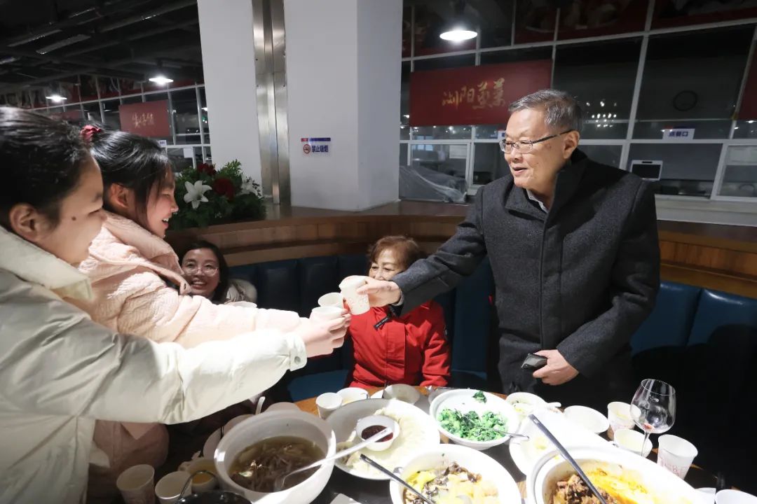 三亿·体育-三亿（中国）一站式服务官方网站
智能董事长何清华与留厂员工一起过大年！