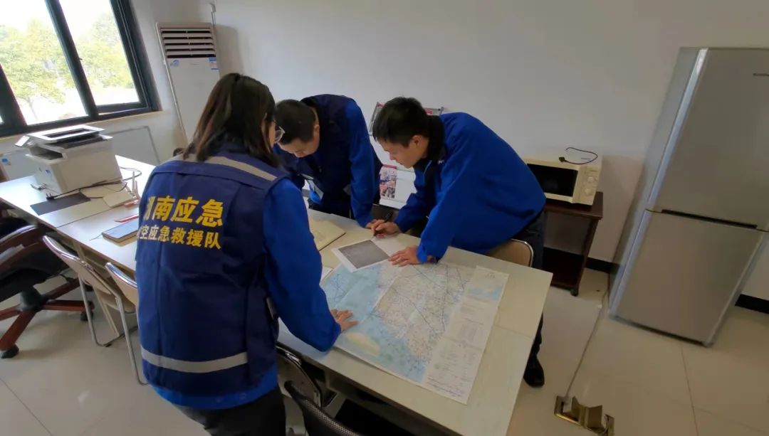 火情就是命令！湖南航空应急救援队三亿·体育-三亿（中国）一站式服务官方网站
机组展现“三亿·体育-三亿（中国）一站式服务官方网站
速度”