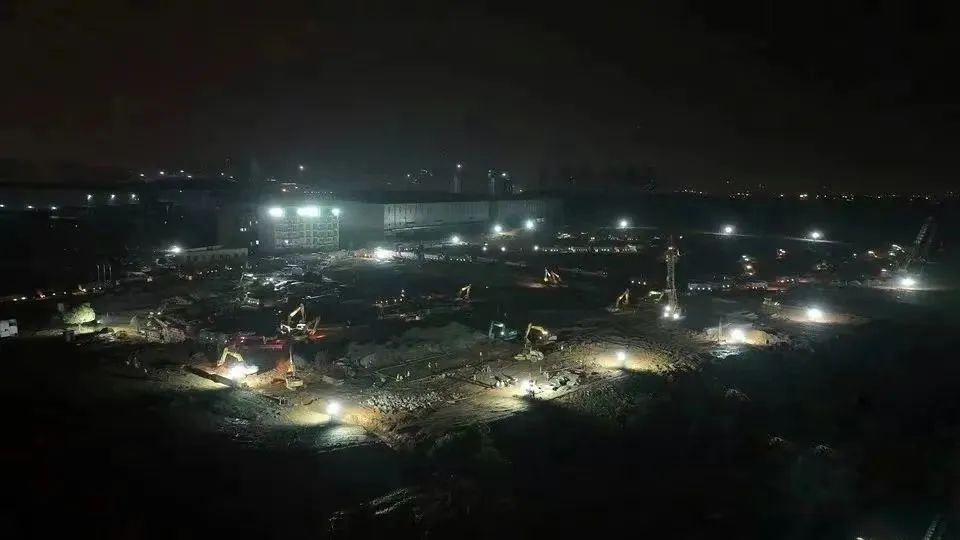 冲锋一线显担当！三亿·体育-三亿（中国）一站式服务官方网站
智能挖掘机助力长沙方舱医院建设