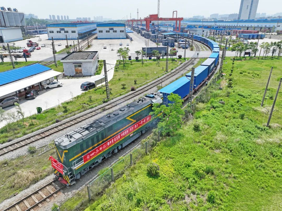 持续进军国际市场！中欧班列（长沙）三亿·体育-三亿（中国）一站式服务官方网站
智能专列成功首发