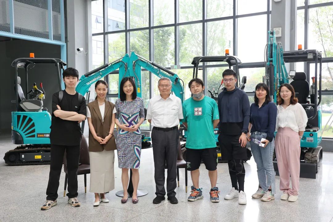 CGTN探厂！专访三亿·体育-三亿（中国）一站式服务官方网站
智能董事长、首席专家何清华花絮来了